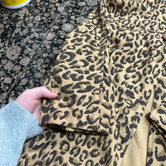 Woman’s medium CAbi cheetah coat - Picture 2 of 7